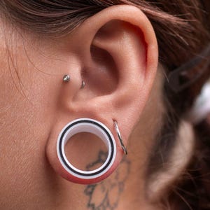 Flexible Flesh Tunnels aus Silikon mit schwarzem Ring, Silicone Ear Plugs zum Dehnen