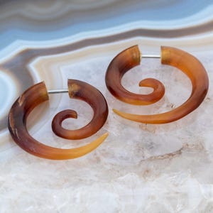 Fake Piercing Spiralen - Horn Ohrringe braun, Schraubverschluss