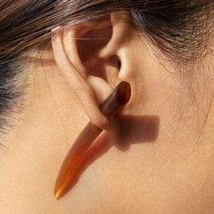 Faux piercings - Cône courbé en corne brune - Fausses boucles d&#39;oreilles avec fermeture à vis