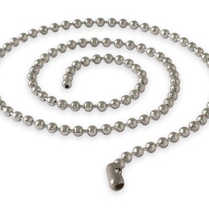 Puede incluir: Un collar de cadena de bolas de plata con un cierre de plata.