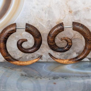 Pendientes falsos de madera con espirales – Joyería tribal de madera de Narra – No requieren perforación – Pendientes bohemios en espiral