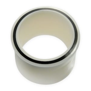 Peut inclure: Anneau en plastique blanc avec une bordure noire sur les bords supérieur et inférieur.
