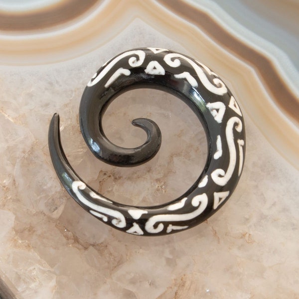 Horn Dehnspirale mit beidseitigem Maori Tribal Dehnschnecken Ohr Dehner