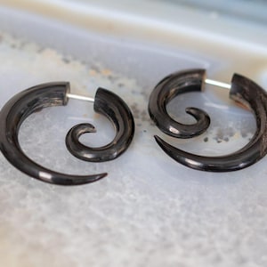 Orecchini finti a forma di corno, spirali finte, orecchini a forma di corno, plug nero finto, dilatatore finto