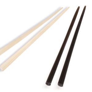 Puede incluir: Dos pares de palillos, un par es de madera natural y el otro par es de color marrón oscuro.