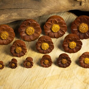 Bouchon d'oreille fleur, Tunnel de chair en bois, Piercing de fleur, bijoux d'oreille image 4