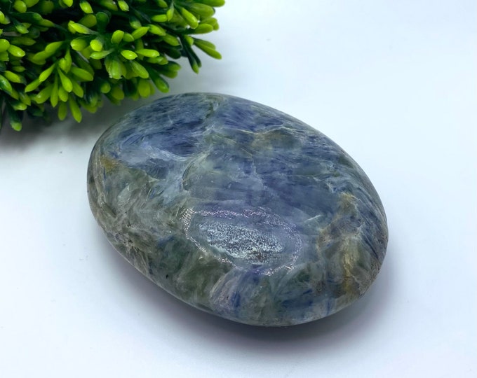 Kyanite Palm Stone, Kyanite Palm, Blue Kyanite, Kyanite Stone, Blue Kyanite Palm, Kyanite Gemstone, Kyanite Round Palm Stone, Kyanite 312g