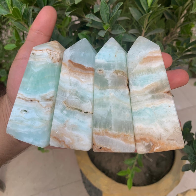 Puede incluir: Cuatro puntas de cristal azul, blanco y marr&oacute;n. Las puntas son lisas y pulidas.