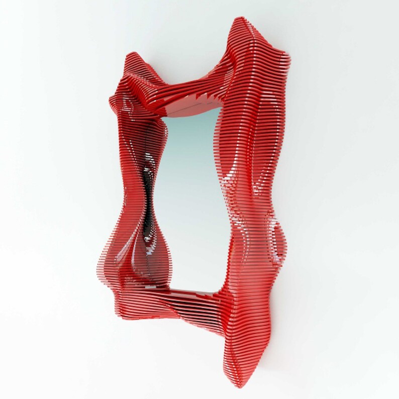 Puede incluir: Un espejo de pared moderno abstracto rojo con un dise&ntilde;o ondulado y org&aacute;nico. El espejo est&aacute; hecho de piezas de pl&aacute;stico rojo apiladas y superpuestas.