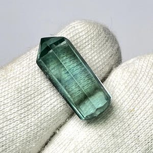 Blauwgroene fluoriet-potloodgeslepen edelsteen, losse gefacetteerde steen