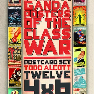 Könnte beinhalten: Ein Set aus zwölf Postkarten im Format 10x15 cm mit Propaganda-Stil-Designs. Die Postkarten mit dem Titel "Propaganda Posters of the Class War" von Todd Alcott zeigen roten und schwarzen Text und Illustrationen.