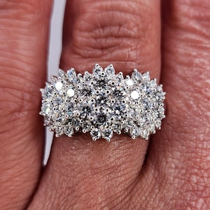 INCREDIBLE!! 2ctw GENUINE DIAMOND Cluster Ring in 10KT White Gold - Size 7.75