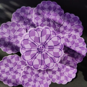 Flor roxa sorridente xadrez - adesivo de 3"