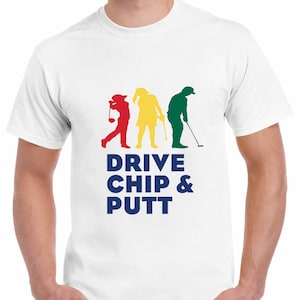 Puede incluir: Camiseta blanca con un gráfico de cuatro golfistas en silueta, con el texto "DRIVE CHIP & PUTT" en azul.