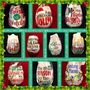 Pode incluir: Uma colagem de dez copos de vinho sem haste com designs festivos de Natal. Os copos apresentam v&aacute;rios dizeres como "Let's Get Baked", "Tis the Season to be Jolly" e "I'm the Reason Santa is Naughty".