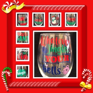 Pode incluir: Conjunto de nove copos de vinho com tema natalino com diferentes designs. Os copos apresentam frases como "Caro Papai Noel, estou brincando", "O que faz seus sinos tocar", e "&Eacute; a &eacute;poca para ser feliz".