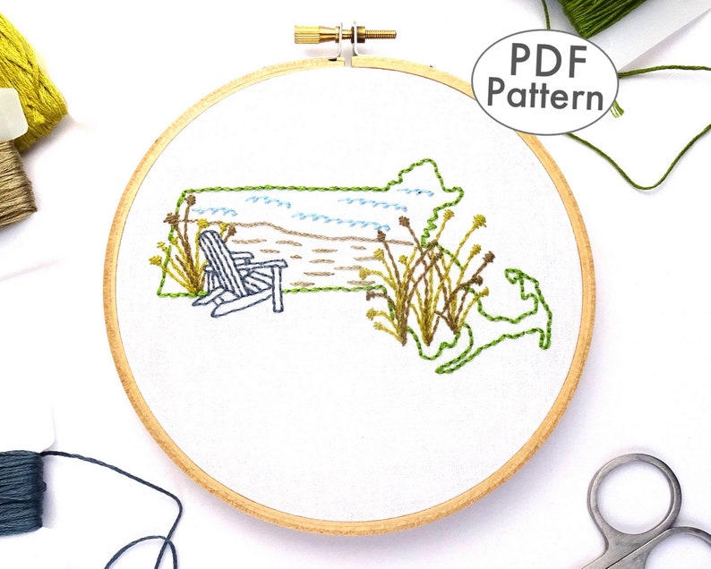 Puede incluir: Dise&ntilde;o bordado del estado de Massachusetts con una escena de playa, que incluye una silla, olas y hierba. El dise&ntilde;o est&aacute; cosido en tela blanca en un aro de bordado de madera. El texto "PDF Pattern" es visible en la esquina superior derecha de la imagen.