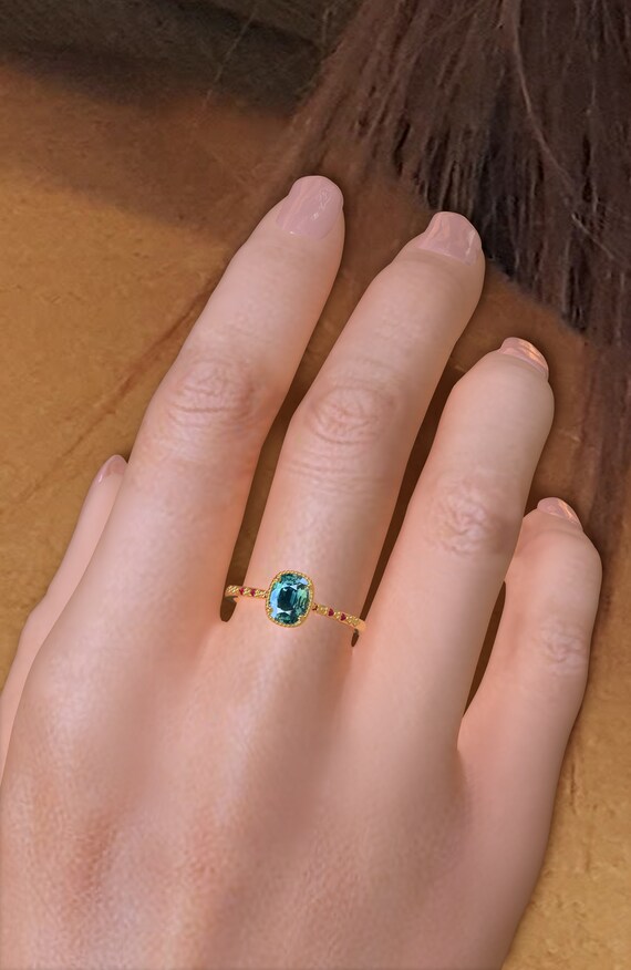 Bague saphir vert avec rubis design minimaliste en or 14 carats - Main Image