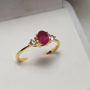 Anillo de rubí ovalado: plata, oro, anillo de circonita de tres piedras de la piedra preciosa de cumpleaños de julio para regalo para ella