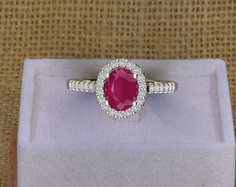 Anillo de rubí en oro blanco de 9 quilates: rubí rojo natural, halo de circón
