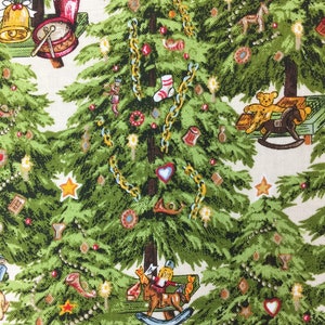 Peut inclure: Motif répété d'arbres de Noël verts ornés de décorations festives, notamment des chaînes dorées, des étoiles, des cœurs et des chevaux à bascule. Les arbres se détachent sur un fond crème, créant un design de vacances joyeux.