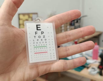 Llavero acrílico impreso con la prueba optométrica de Snellen borrosa
