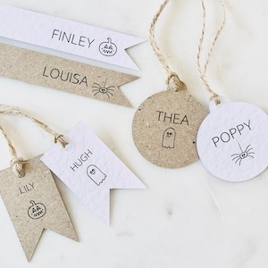 Etichette regalo personalizzate con nome di Halloween in carta kraft o bianca con spago