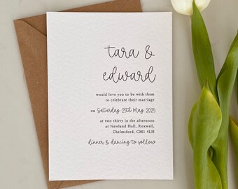 Eenvoudige elegante huwelijksuitnodigingen in zwart-wit met details in de kalligrafie