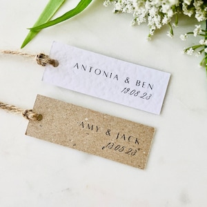 Etiqueta de regalo de boda minimalista y moderna con forma rectangular: etiqueta con nombre de pareja y fecha; etiqueta de agradecimiento; papel kraft blanco