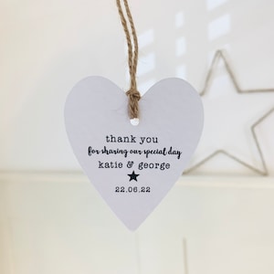 Etichette per bomboniere a forma di cuore con spago - Etichette regalo personalizzate - Kraft marrone o bianco - Etichette di ringraziamento - Rustiche - Minimaliste