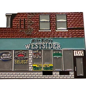 Puede incluir: Un edificio de ladrillo rojo con un toldo azul verdoso que dice "Mike Kelly's West Sider". El edificio tiene cuatro ventanas, una puerta y un letrero que dice "1515".