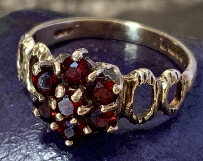 Vintage 9ct Gold Garnet Ring: 1976 London Hallmarked Floral Ring