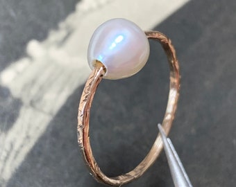 hammered 9ct gold baroque pearl ring. Ring size O UK in recycled 9K yellow gold