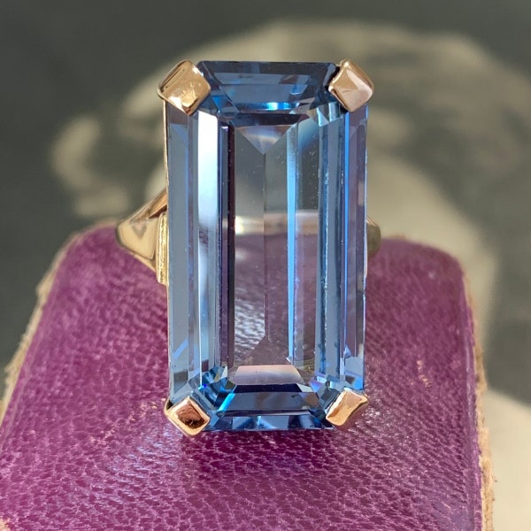 Large emerald cut blue spinel ring. Mid century cocktail ring in 9ct yellow gold. 20CTW synthetic solitaire. Ring size O (UK) size 7 (US)