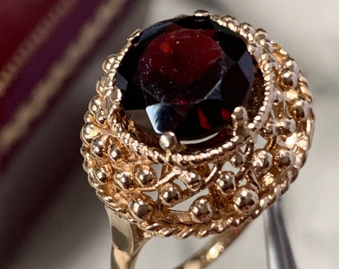 1972 vintage Garnet cocktail ring | 9ct yellow gold | Ring size Q size 8 (US) | 5.5 grams | English Birmingham Hallmark |