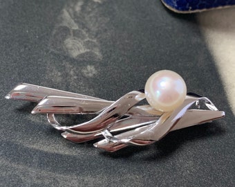 Vintage Silver pearl brooch. A stunning akoya 7.4mm Japanese saltwater pearl