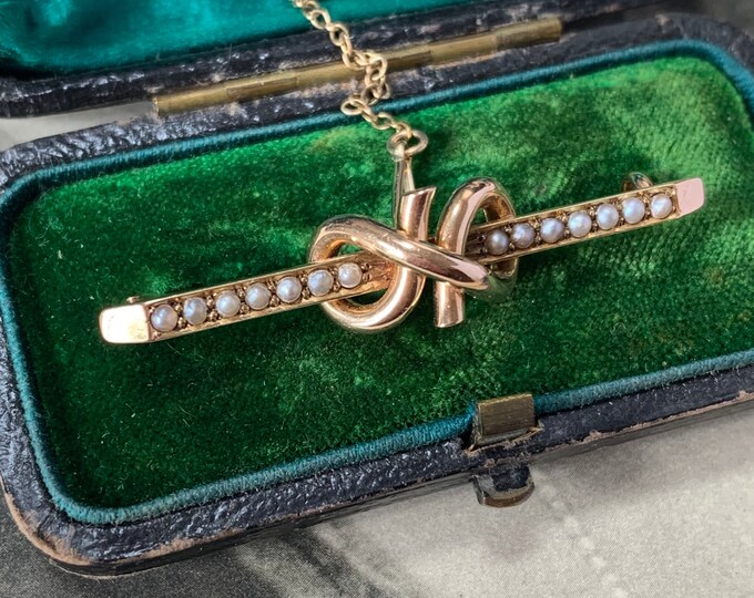 Antique 15ct gold brooch | Pearl set with original antique box | Double lovers knot | Gold safety chain | 3.3 grams