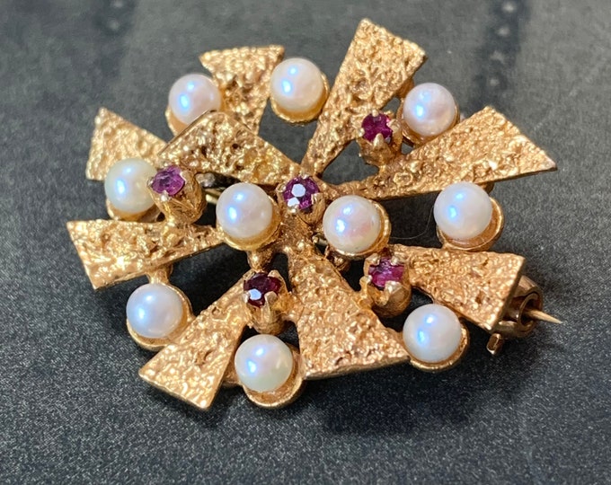 1974 Gold brooch with rubies and pearls | 9ct yellow gold | Vintage London Hallmark | Modernist design. 7 grams