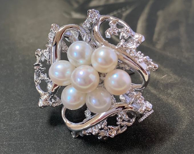 6mm pearl silver brooch. 7 white cultured pearls, vintage circa 1980s. Lovely quality pearls in an ornate flower design