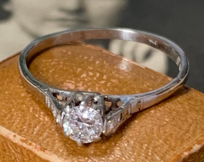 Antique Platinum Diamond Ring: 0.33 Carat, VVS1 Clarity (Size Q/US 8) Beautiful engagement ring