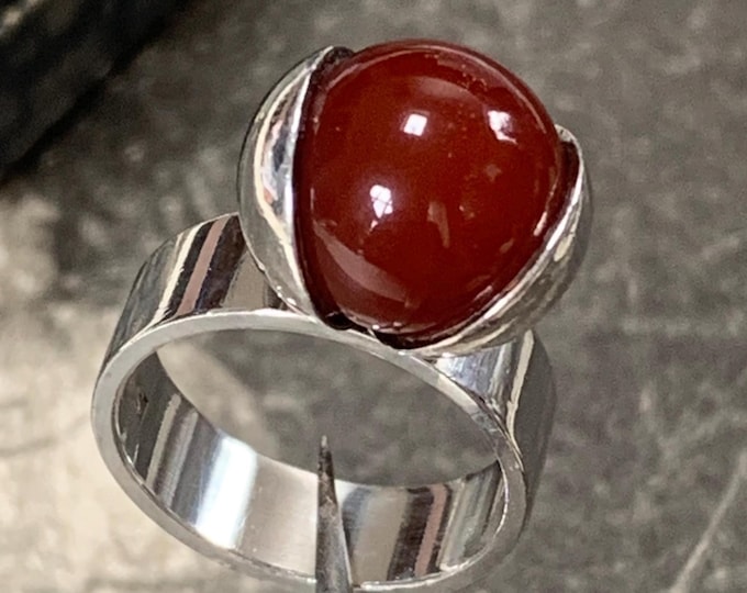 Vintage 1970s sterling silver ring by Elis Kauppi Oyster Ring: Carnelian gemstone made in Finland