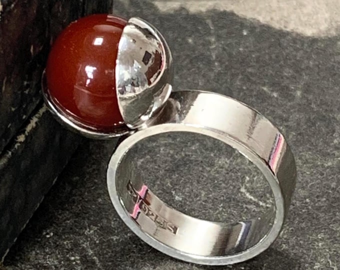 Elis Kauppi Sterling Silver Oyster Ring: Carnelian, 1970s Finland size J.5 Ring size 5 (US)