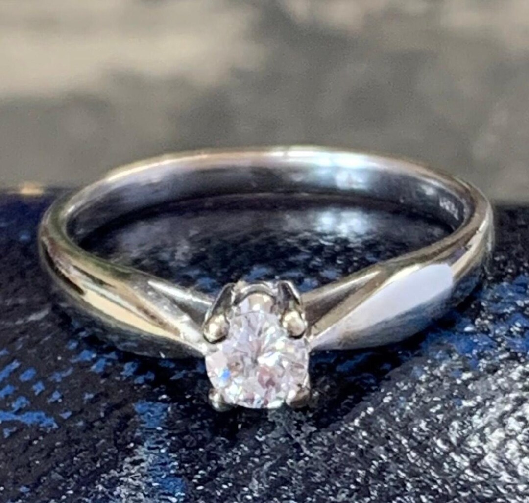 Bague solitaire vintage diamant de 0,20 ct or blanc 375 ct, poinçon — free download