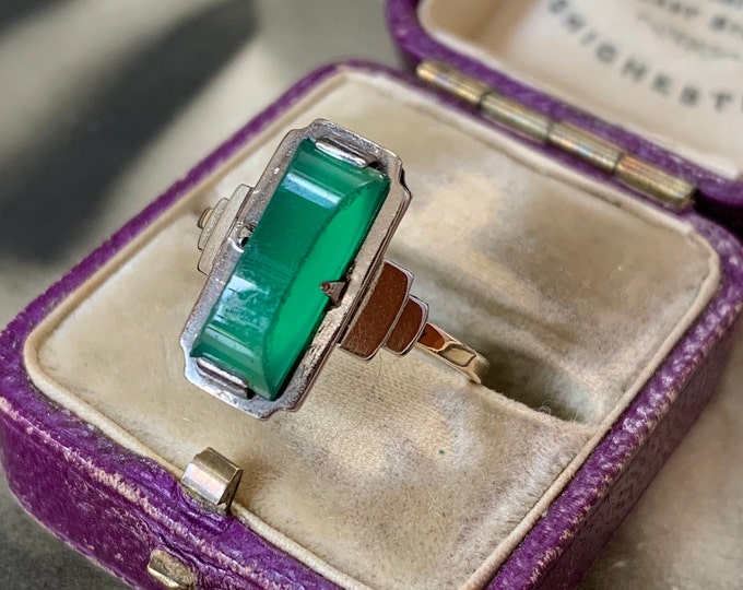 Emerald green chrysoprade gold ring. Art deco 9ct white and yellow gold setting. size N size 6.5 (US). Rare demi lune cut cabochon gemstone