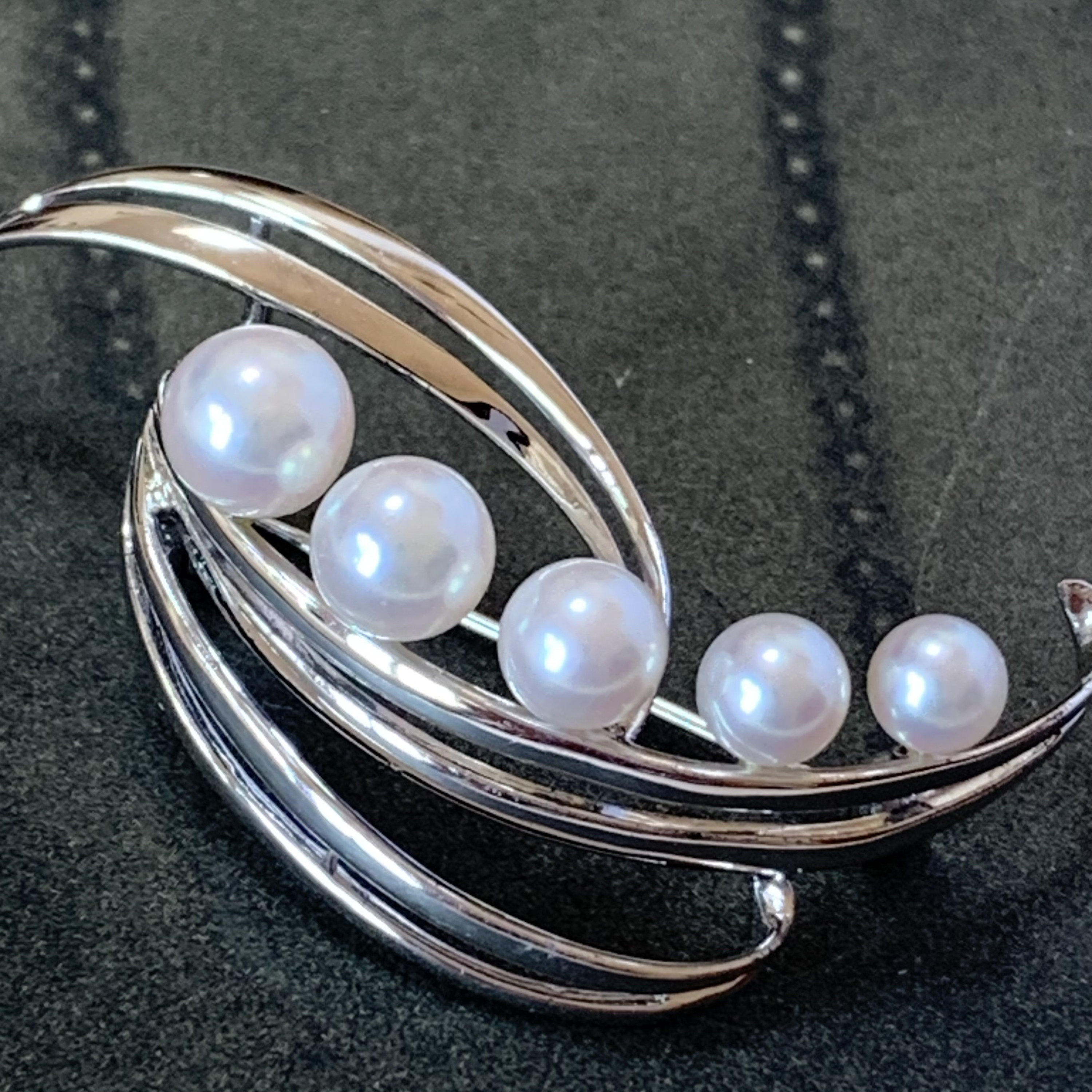 Vintage Mikimoto Pearl Brooch. Silver Ribbon Design With Five Graduated Akoya Pearls