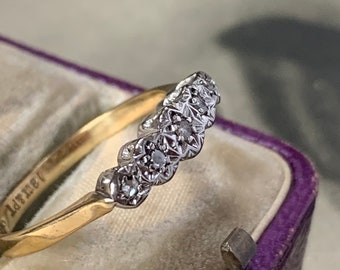 An Art Deco 5-stone diamond ring, an exquisite embodiment of love and elegance. A beautiful in 18ct gold and platinum ring