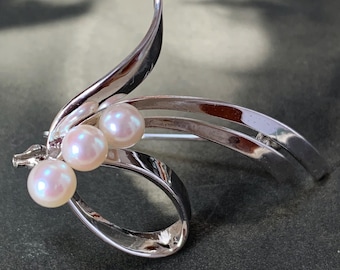 Silver Mikimoto pearl brooch. 5mm akoya pearls. Pink hues AAA gem quality pearls with brilliant luminosity. 1960s Vintage wave surf design