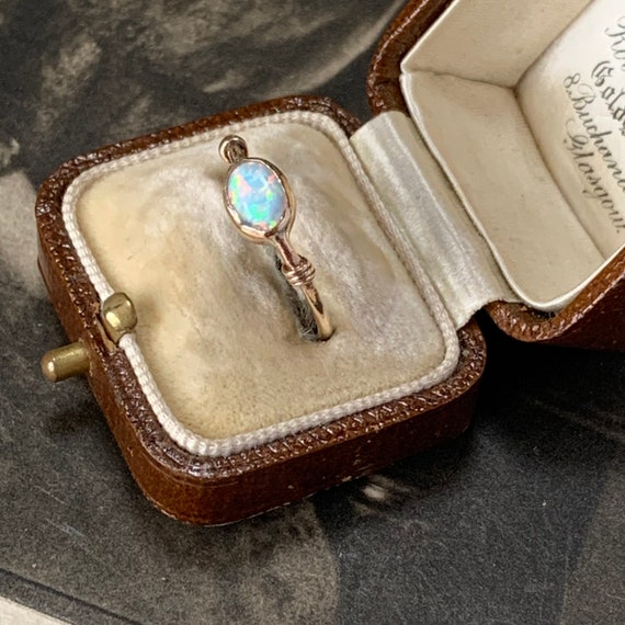 Vintage opal ring in 9ct yellow gold. English hal… - image 6