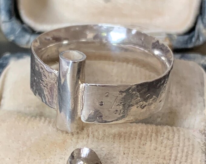 Modernist silver ring.  Vintage 925 Scandinavian artisan ring. Size L UK, size 5.5 (US). 4 Grams. 6mm silver band. Maker unknown