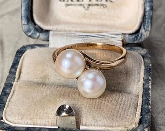 7mm Akoya pearl 9ct gold ring | 1975 English hallmark | Moi et toi bypass ring | Ring size L, 5 1/2 US | 3 grams
